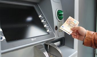 Αλλάζουν οι συναλλαγές στα ΑΤΜ: Καταργούνται οι χρεωστικές κάρτες
