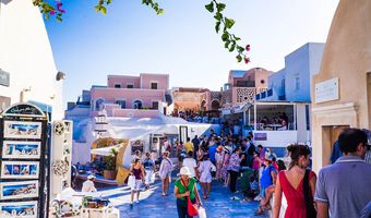 Μαζικός τουρισμός: Τα 17 Ελληνικά νησιά που «βουλιάζουν» και τα 4 που αντιστέκονται  