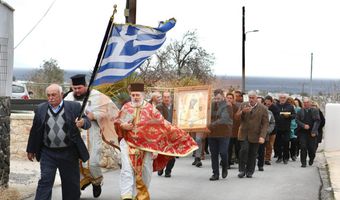 Σαντορίνη: Με σημαίες, λείψανα αγίων και εικόνες στους δρόμους κάτοικοι για λιτανεία κατά των σεισμών