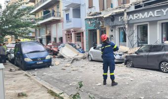 Κατέρρευσε μπαλκόνι στο Λαύριο – Aπό θαύμα δεν θρηνήσαμε θύματα (vid)