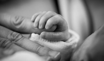 Αθήνα: Βρέφος πέντε μηνών πέθανε στο κρεβάτι των γονιών του