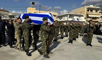 Σε κλίμα οδύνης η κηδεία του 19χρονου Ραφαήλ που σκοτώθηκε στη Ρόδο