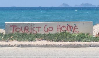 Αντιδράσεις για το γκράφιτι με το μήνυμα «Tourist Go Home »