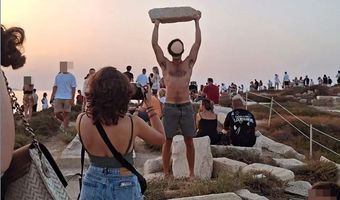 Νάξος: Θύελλα αντιδράσεων για τουρίστα που φωτογραφίζεται με μάρμαρο χιλιάδων ετών