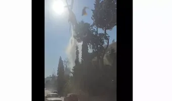 Ελικόπτερο στην Αχαΐα ρίχνει νερό δίπλα σε δρόμο με αυτοκίνητα (έπεσαν κλαδιά στο δρόμο)