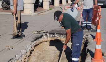 Συνεργεία του Δήμου αποκαθιστούν την βλάβη στο οδόστρωμα έξω από το Αστυνομικό Τμήμα Κω