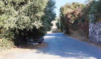 Παρατημένο αυτοκίνητο εδώ και 2 χρόνια στην περιοχή του Ηρακλή, εμποδίζει την κυκλοφορία