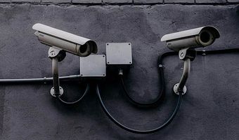 Πρόστιμο 6.000 ευρώ σε δύο ιδιώτες για κάμερες που έβλεπαν στο σπίτι των γειτόνων