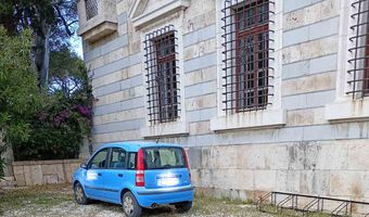 Ν. Δικταπανίδης: Σε ποιον ανήκει το αυτοκίνητο που είναι παρκαρισμένο σχεδόν κάθε μέρα στην Πλ. Πλατάνου;