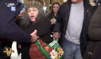 Η Ελένη Λουκά εισέβαλε στην παρουσίαση του βιβλίου του Α. Τσίπρα και φώναζε "προδότη"