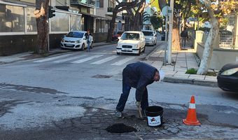 Συνεργεία του Δήμου κλείνουν τις λακκούβες στη διασταύρωση της οδού Ελ. Βενιζέλου και Μ. Αλεξάνδρου