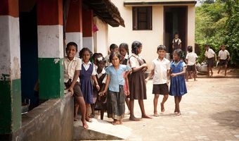 Ινδονησία: Δηλητηριάστηκαν 700 μαθητές μετά από κατανάλωση δωρεάν τροφίμων κυβερνητικού προγράμματος