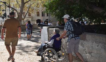 TUI: 1 στους 3 ταξιδιώτες αποφεύγει προορισμούς λόγω προβλημάτων προσβασιμότητας