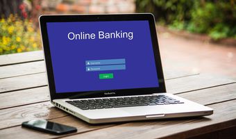 Τράπεζες: Οι τρεις λόγοι που «έριξαν» για ώρες τα e-banking  