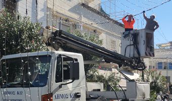 Ξεκίνησε η τοποθέτηση του Χριστουγεννιάτικου στολισμού στην Κω