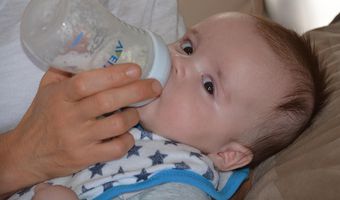 ΕΟΦ: Προειδοποίηση για επικίνδυνο βρεφικό γάλα – Εντοπίστηκαν κρούσματα αλλαντίασης