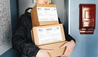 Τέλος τα μετρητά στις αντικαταβολές μέσω courier – Πώς θα πληρώνουμε τα δέματα