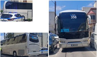 Λεωφορείο "κόλλησε" στο κέντρο της πόλης λογω παρκαρισμενου αυτοκινήτου 
