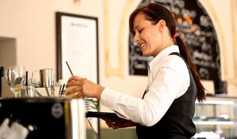 Αυξήσεις 12% με διετή σύμβαση για 500.000 εργαζόμενους σε επισιτισμό - εστίαση.  Οι νέοι μισθοί από 1η Απρίλίου