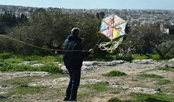 «Ο χαρταετός θέλει αέρα, όχι αλκοόλ»: Το ευρηματικό βίντεο της ΕΛΑΣ για την Καθαρά Δευτέρα