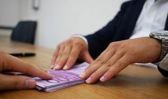 Η κυβέρνηση βάζει "φρένο" στα πανωτόκια - Τι αλλαγές φέρνει το νομοσχέδιο για τα δάνεια έως 100.000 ευρώ και τι κερδίζουν οι δανειολήπτες
