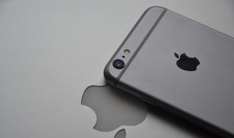 Η Apple αλλάζει εποχή: Παρουσιάζει το πρώτο αναδιπλούμενο iPhone