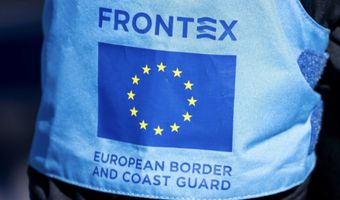 Σκάφος της Frontex βυθίστηκε έξω από το λιμάνι του Καστελλοριζου - Μεταφέρονται με ελικόπτερο οι τραυματίες