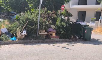 Αναγνώστης: Απαράδεκτη η κατάσταση στα πεζοδρόμια – Σκουπίδια, στρώματα, καναπέδες και κλαδιά παραμένουν στους δρόμους