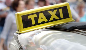 Νέα Ιωνία: Άγρια επίθεση σε γυναίκα οδηγό ταξί – Επιβάτης τη δάγκωσε και της έκοψε το αυτί