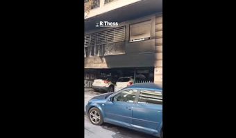 Eμπρηστικές επιθέσεις με γκαζάκια σε κατοικίες πολιτευτών της ΝΔ - Μια γυναίκα στη ΜΕΘ και 4 τραυματίες
