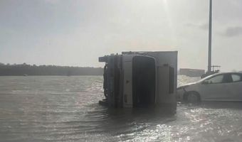 Ρόδος: Η θάλασσα βγήκε στη στεριά – Αναποδογύρισε φορτηγό 