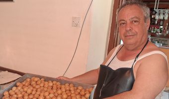 Τάκης Χατζηπυλιώτης (Καμέλια) - Με μεράκι και παράδοση ετοιμάζει 1.000 λουκουμάδες για τον εορτασμό της Μεταμορφώσεως του Σωτήρος
