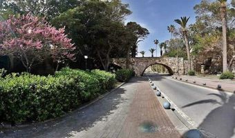 Πλύση οδοστρώματος και πεζοδρομίων στο λιμάνι της Κω