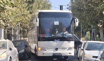 Νέος "εγκλωβισμός" λεωφορείου στο κέντρο της Κω – Κυκλοφοριακό κομφούζιο από τα διπλοπαρκαρισμένα