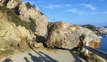Τεράστιος βράχος έπεσε στον δρόμο προς την παραλία «Άντονι Κουίν» στη Ρόδο