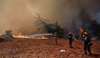 Πύρινος όλεθρος στη Δυτική Αττική: «112» για εκκένωση προς Μέγαρα – Ανεξέλεγκτες οι φλόγες σε πολλαπλά μέτωπα
