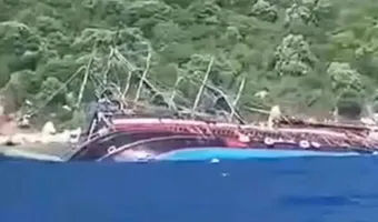 Βυθίστηκε «πειρατικό» πλοίο με 148 επιβάτες στην Τουρκία: Τουρίστες πηδούσαν στη θάλασσα για να σωθούν (vid)