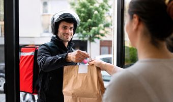 Οι Έλληνες μειώνουν τις παραγγελίες delivery – Τι δείχνει έρευνα για τις αγορές μέσω ίντερνετ 