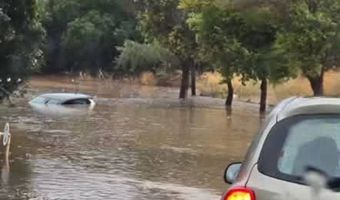 Πλημμύρισαν δρόμοι στη Ρόδο – Το ύψος της βροχής "κατάπιε" αυτοκίνητο