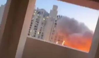 Φωτιά σε πολυτελές ξενοδοχείο του Ντουμπάι μετά από ιρανική πυραυλική επίθεση 