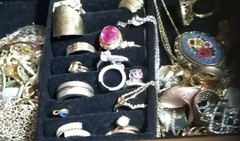Αναγνώστρια: Προσοχή στις γυναίκες που παίρνετε για να σας καθαρίζουν τα σπίτια… (μου έκλεψαν τα κοσμήματα)