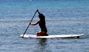 Τσουχτερά πρόστιμα στην παραλία: Τι ισχύει για SUP, ρακέτες, ηχορύπανση, ελεύθερο κάμπινγκ