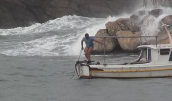 Συγκλονιστικές εικόνες: Ψαράς στην Αστυπάλαια δίνει μάχη με τα κύματα για να σώσει το καΐκι του και βουτά στη θάλασσα (VIDEO)