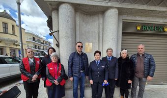 ΕΡΥΘΡΟΣ ΣΤΑΥΡΟΣ ΚΩ: ΤΕΛΕΤΗ ΑΠΟΚΑΛΥΨΗΣ ΤΙΜΗΤΙΚΗΣ ΠΛΑΚΕΤΑΣ