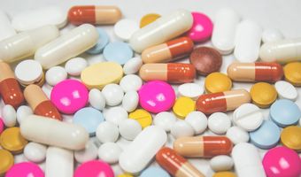 Σχεδόν ένας στους δύο Έλληνες παίρνει αντιβιοτικά κάθε χρόνο - Τι δείχνουν τα νέα στοιχεία για τη συνταγογράφηση
