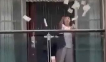 Κίνα: Γυναίκα πέταξε από το μπαλκόνι 160.000 δολάρια μετά από καβγά με τον σύζυγό της