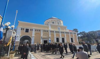 Σε κλίμα καθολικού πένθους η Κάλυμνος για τον Γιάννη Χαλίκο – Ξεκίνησε το λαϊκό προσκύνημα με μαζική προσέλευση του κόσμου