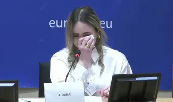 Συγκλόνισε στο Ευρωκοινοβούλιο η 20χρονη κόρη της γυναίκας που δολοφονήθηκε με 17 μαχαιριές στη μέση του δρόμου στο Μενίδι