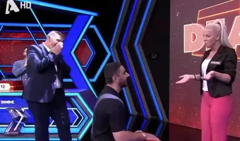  «Deal»: Άνδρας μπήκε στο πλατό και έκανε πρόταση γάμου στην αγαπημένη του