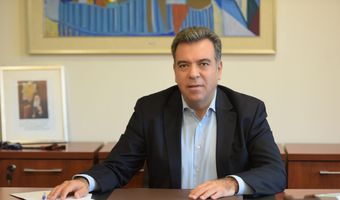 Ο Μάνος Κόνσολας παρέδωσε νομοσχέδιο για την αντιμετώπιση της διάβρωσης των ακτών σε τρεις Υπουργούς